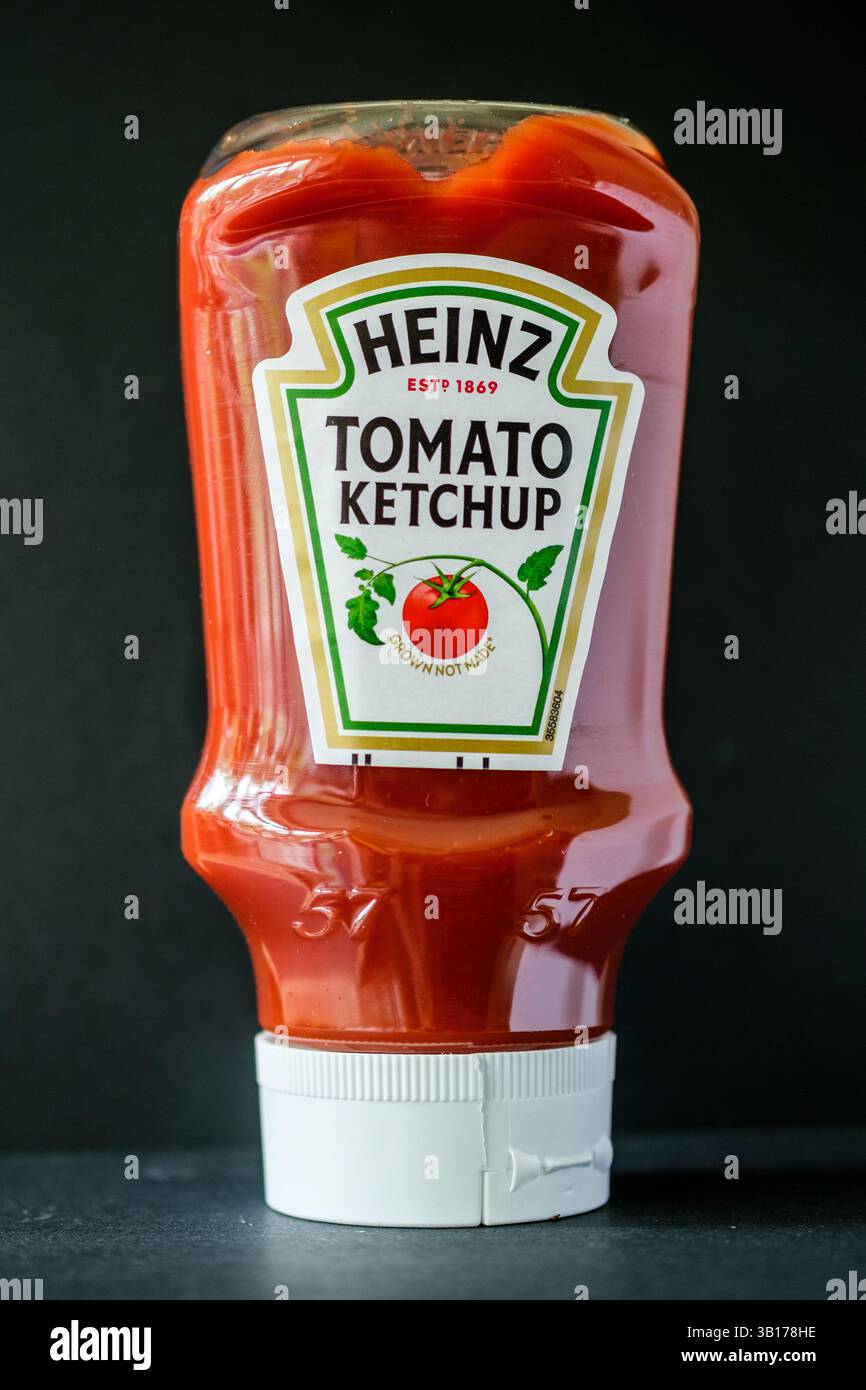 Londres Royaume-Uni, avril 25 2025, bouteille de sauce Heinz Tomato ketchup originale Banque D'Images