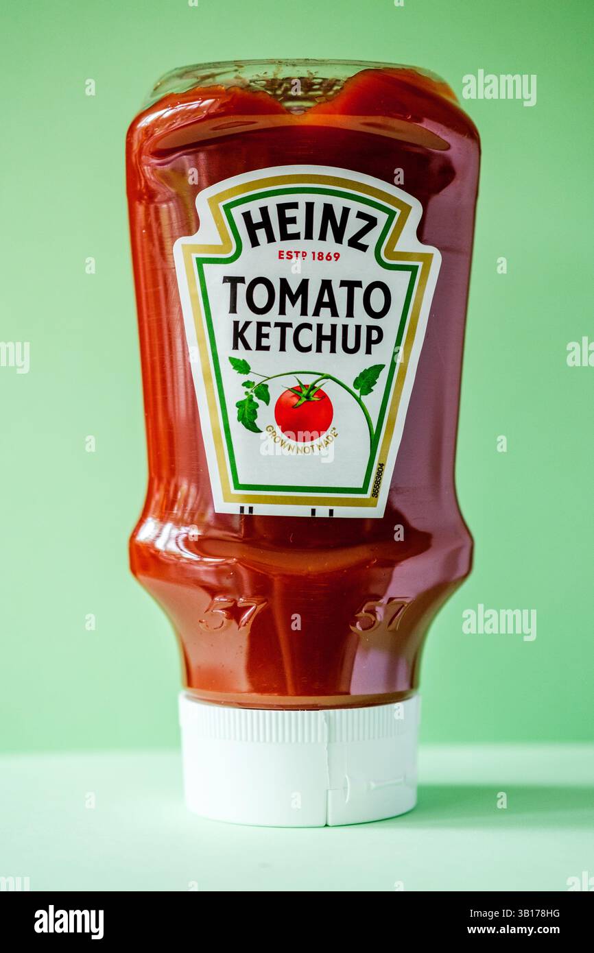 Londres Royaume-Uni, avril 25 2025, bouteille de sauce Heinz Tomato ketchup originale Banque D'Images