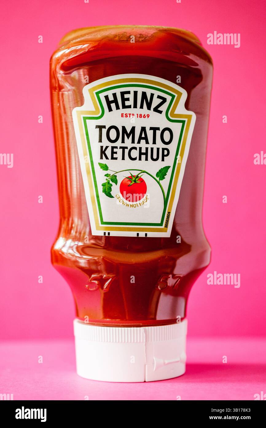 Londres Royaume-Uni, avril 25 2025, bouteille de sauce Heinz Tomato ketchup originale Banque D'Images