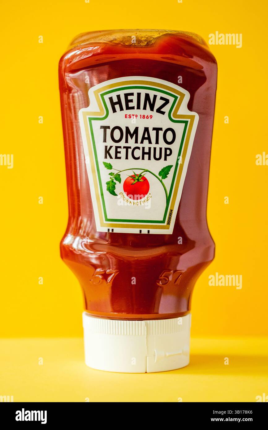 Londres Royaume-Uni, avril 25 2025, bouteille de sauce Heinz Tomato ketchup originale Banque D'Images