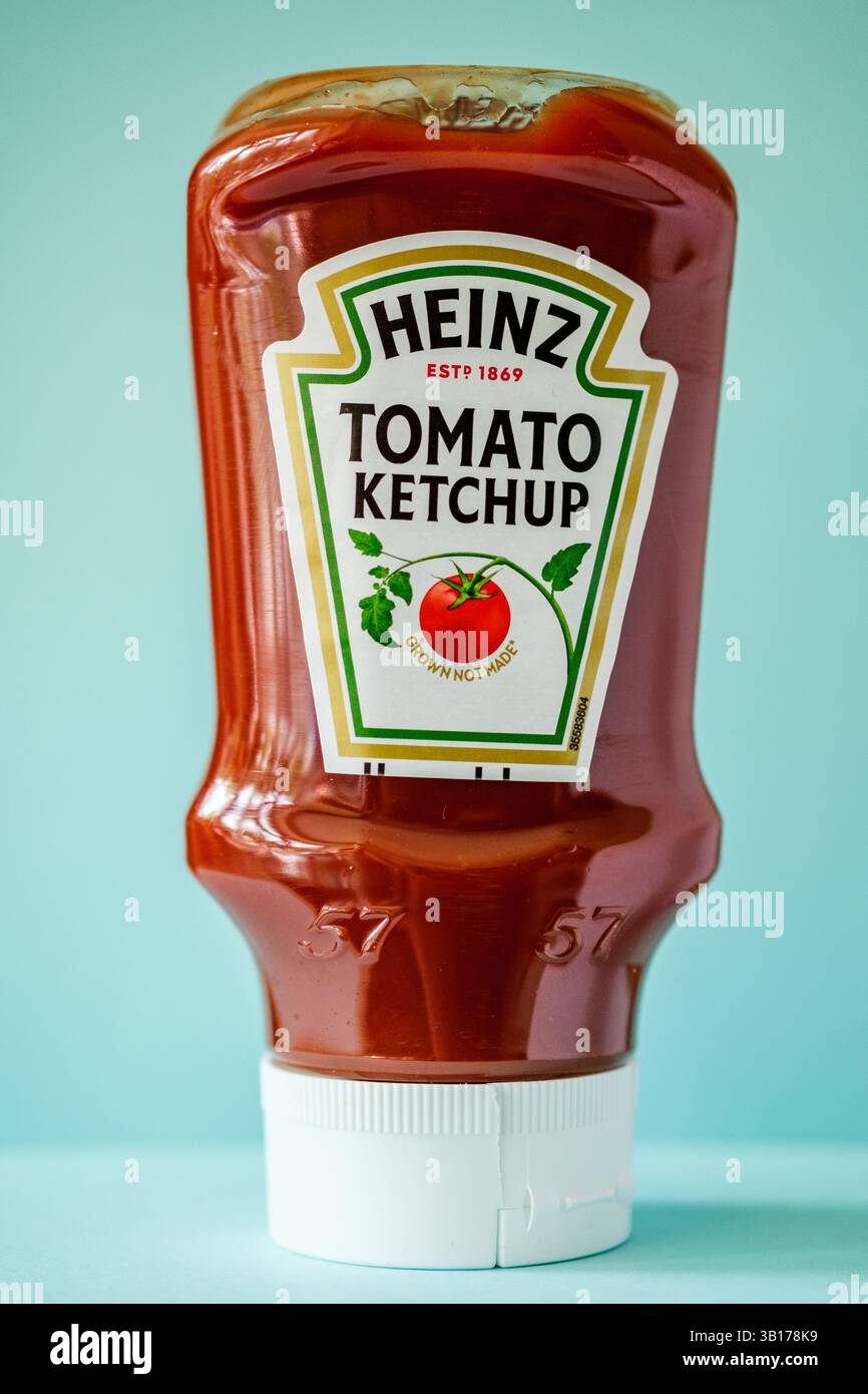 Londres Royaume-Uni, avril 25 2025, bouteille de sauce Heinz Tomato ketchup originale Banque D'Images