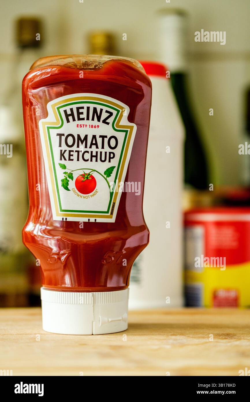 Londres Royaume-Uni, avril 25 2025, bouteille de sauce Heinz Tomato ketchup originale Banque D'Images