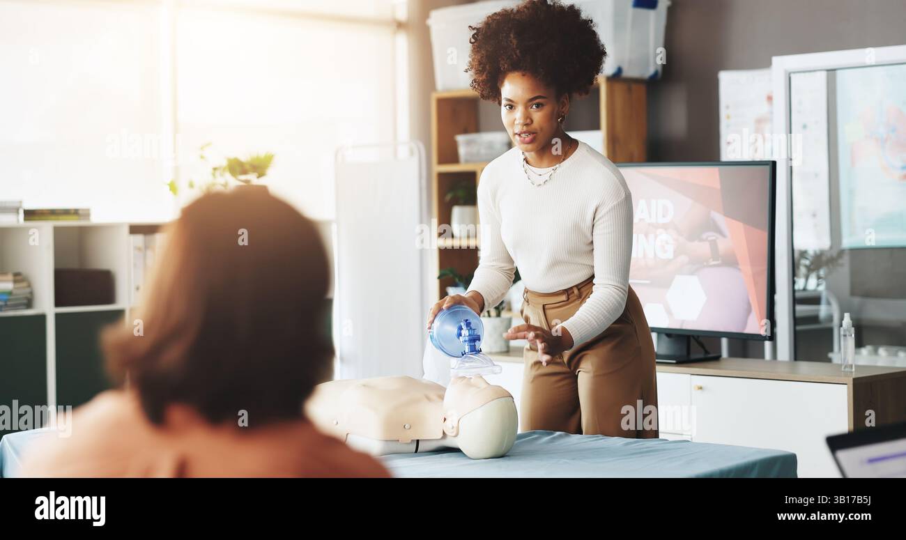 Enseignement, rcr et femme avec masque, mannequin et leçon pour aider en urgence, soins de santé et démonstration. Cours, personnes et instructeur avec ventilateur Banque D'Images