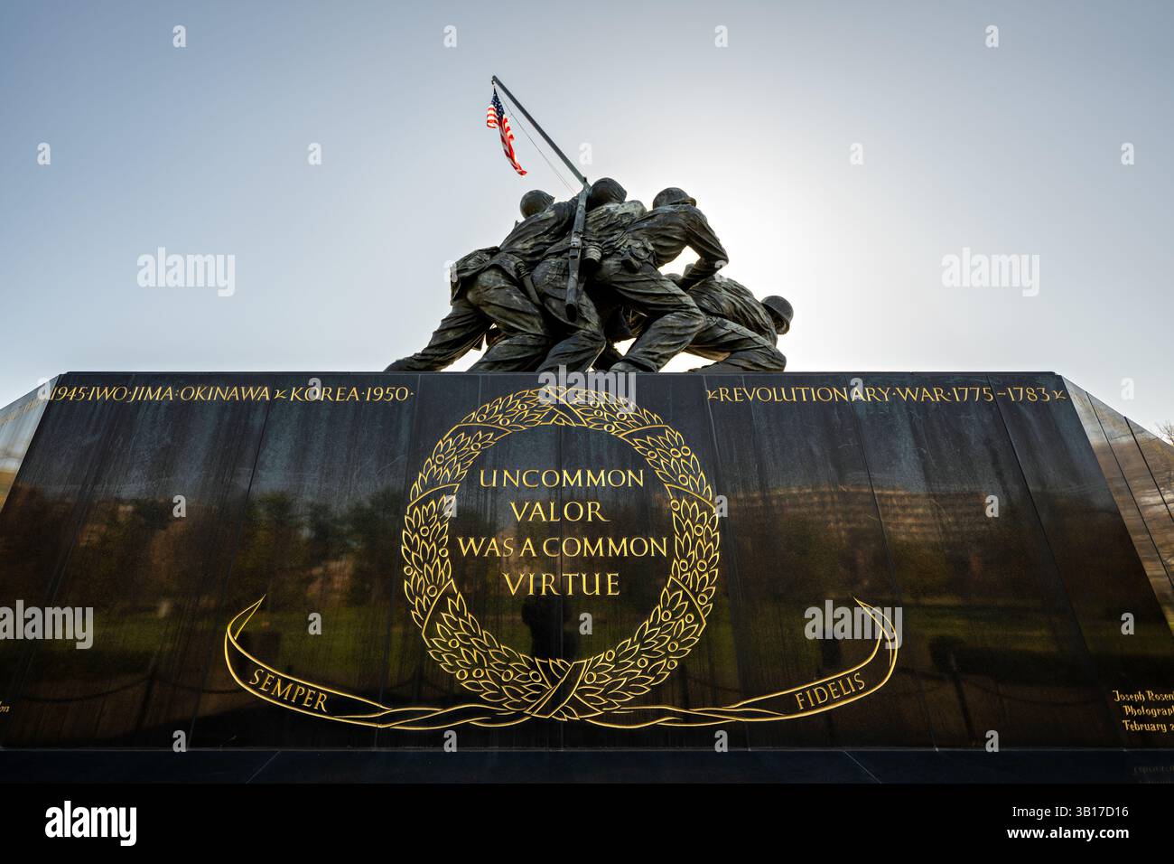 ARLINGTON, États-Unis — le Mémorial de guerre du corps des Marines (également connu sous le nom de Mémorial Iwo Jima) est dessiné contre un soleil brillant et un ciel bleu clair à Arlington, en Virginie. L'emblématique statue en bronze représente six Marines levant le drapeau américain sur le mont Suribachi pendant la bataille d'Iwo Jima pendant la seconde Guerre mondiale. Inauguré en 1954, le mémorial a été sculpté par Felix de Weldon et basé sur la célèbre photographie de Joe Rosenthal. Banque D'Images