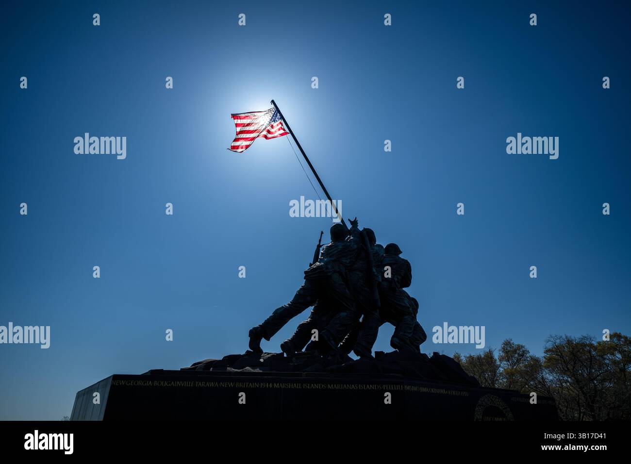 ARLINGTON, États-Unis — le Mémorial de guerre du corps des Marines (également connu sous le nom de Mémorial Iwo Jima) est dessiné contre un soleil brillant et un ciel bleu clair à Arlington, en Virginie. L'emblématique statue en bronze représente six Marines levant le drapeau américain sur le mont Suribachi pendant la bataille d'Iwo Jima pendant la seconde Guerre mondiale. Inauguré en 1954, le mémorial a été sculpté par Felix de Weldon et basé sur la célèbre photographie de Joe Rosenthal. Banque D'Images