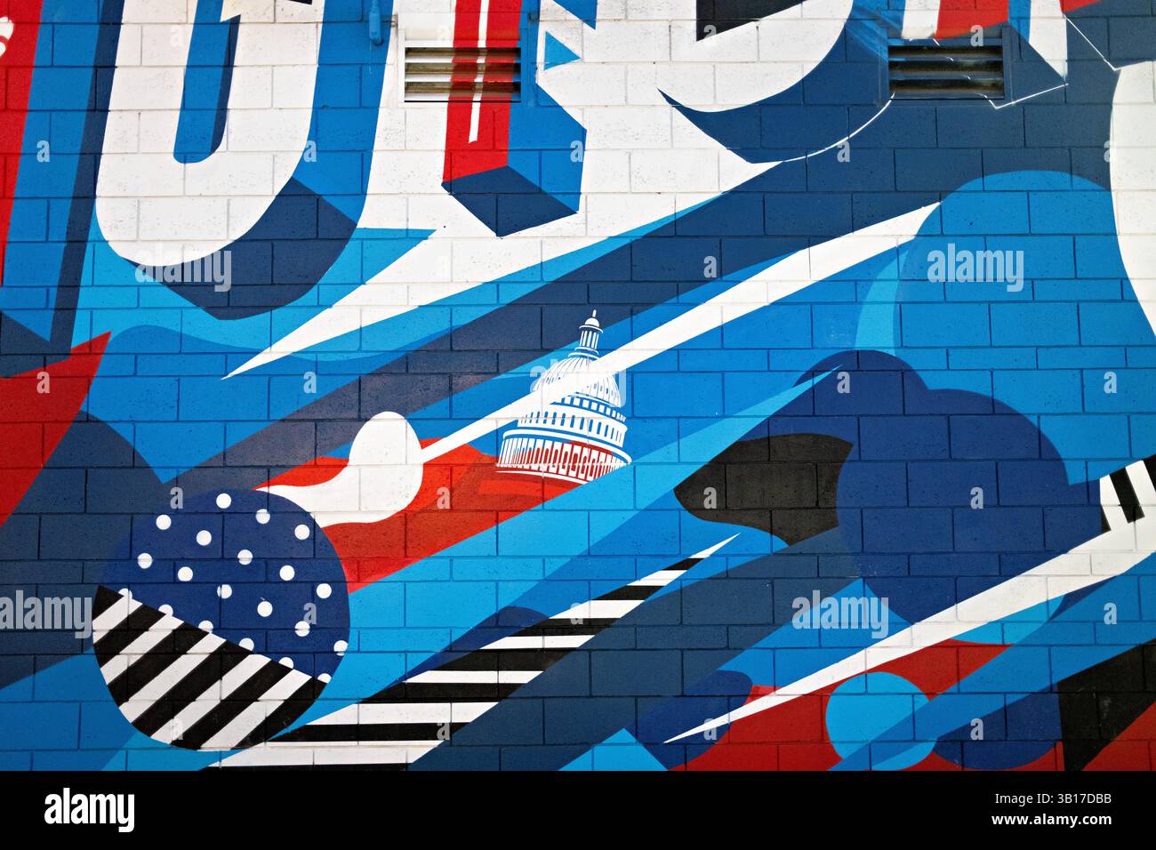 Fresque murale du Nationals Park Washington DC // WASHINGTON DC — Une fresque rouge, blanche et bleue du Nationals Park représente divers thèmes de Washington DC et des images patriotiques américaines. L'œuvre stylisée orne un mur à l'intérieur du stade de baseball des Washington Nationals, incorporant les couleurs officielles de l'équipe. Le Nationals Park, qui a ouvert ses portes en 2008, présente de nombreuses installations artistiques célébrant à la fois le passe-temps national et les monuments et le patrimoine emblématiques de la capitale. Banque D'Images