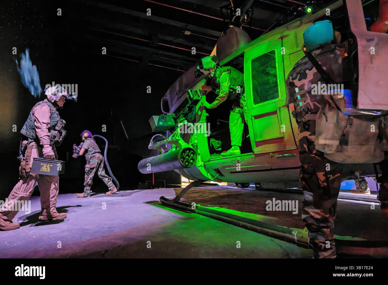 TRIANGLE, Virginie, États-Unis — Un hélicoptère Iroquois Bell UH-1N est exposé au National Museum of the Marine corps. Cet avion spécifique (numéro de bureau 159209) a servi de 1976 à 2014, accumulant 8 400 heures de vol, y compris le déploiement avec le HMLA-267 pendant l'opération Iraqi Freedom en 2003. L'hélicoptère utilitaire bimoteur a effectué une variété de missions au cours de ses quatre décennies de service dans le corps des Marines, y compris le commandement et le contrôle, la reconnaissance, l'évacuation médicale, la recherche et le sauvetage, le transport de troupes, et un soutien aérien rapproché dans le cadre des équipes de « Hunter-Killer » aux côtés de AH-1W Super Cobr Banque D'Images