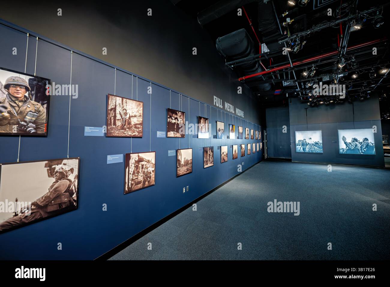 TRIANGLE, Virginie, États-Unis — la photographie personnelle de Matthew Modine du tournage du film de Stanley Kubrick de 1987 « Full Metal Jacket » est exposée au National Museum of the Marine corps. Capturées avec un appareil photo moyen format Rolleiflex tout en incarnant le soldat J.T. « Joker » Davis, ces images des coulisses documentent la réalisation de l'influent film sur la guerre du Vietnam. L'exposition « Full-Metal-Modine » présente des tirages à grande échelle sur métal et donne un aperçu du processus de réalisation privé notoire de Kubrick, tout en soulignant l'impact culturel significatif du film sur le corps des Marines Re Banque D'Images