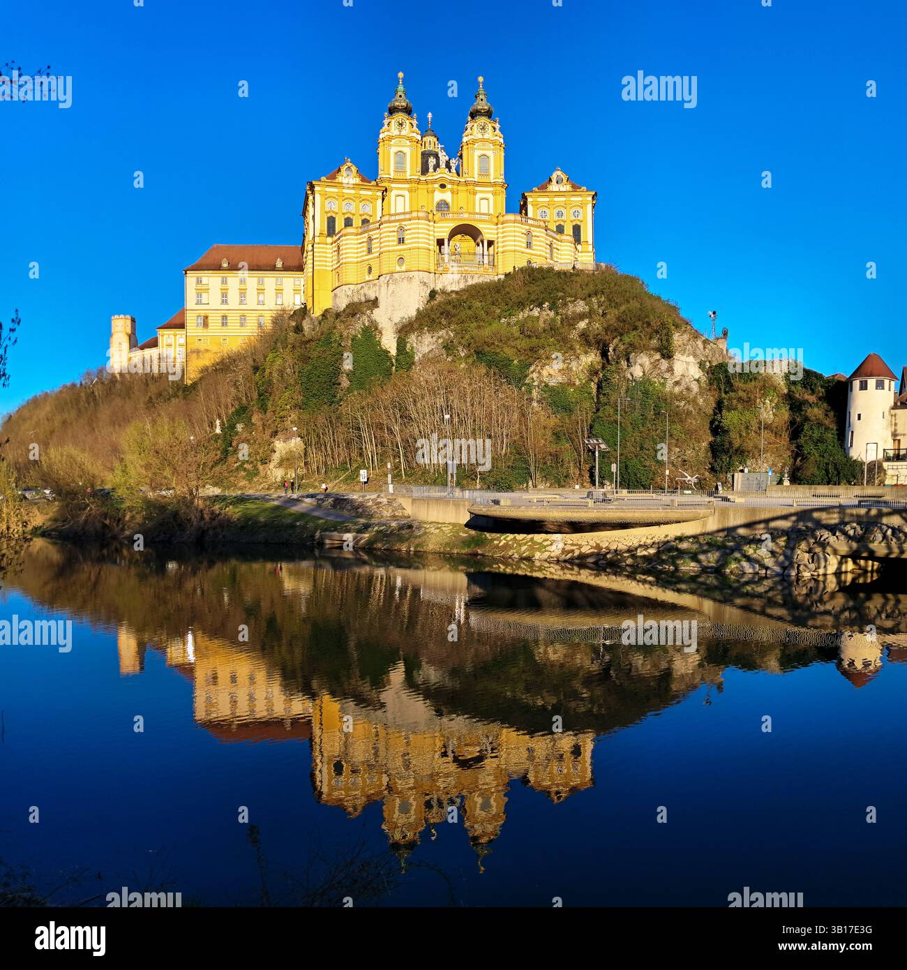 Abbaye bénédictine active et monastère à Melk (Stift Melk) en basse-Autriche et son reflet de l'eau dans la rivière à la lumière du coucher du soleil. L'un des plus fa Banque D'Images