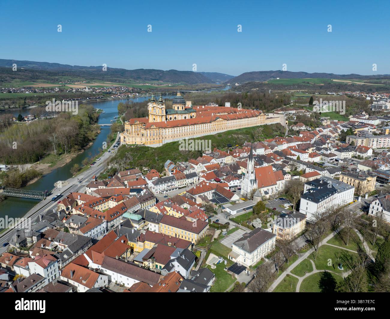 Melk, Autriche - 4 avril 2025 : panorama de la vieille ville avec abbaye bénédictine active et monastère dans le style baroque sur la colline, église gothique, le Danube R Banque D'Images