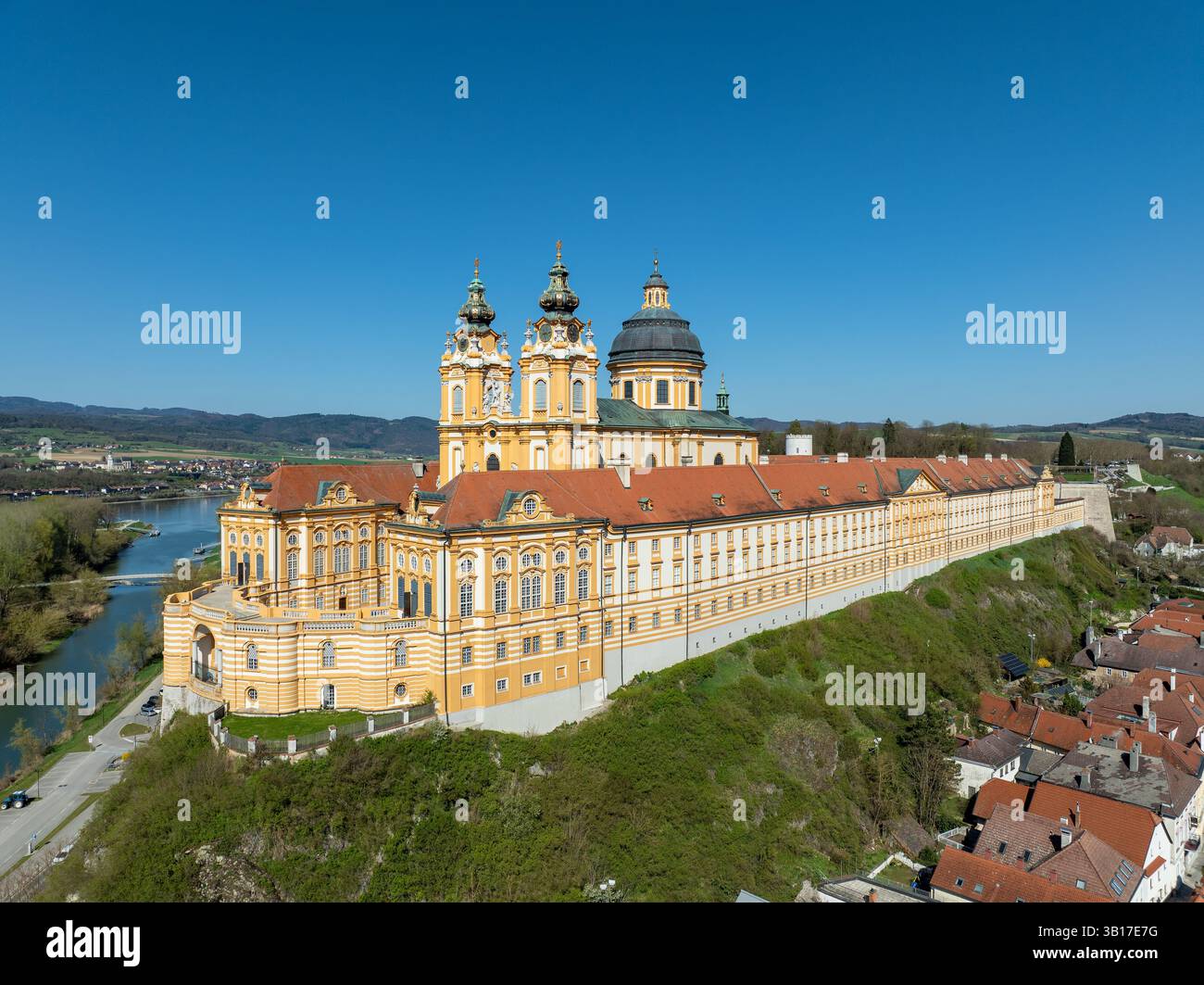 Abbaye bénédictine et monastère actifs à Melk (Stift Melk) en Autriche. Vue aérienne par drone. Bâtiment de style baroque sur une colline rocheuse. L'un des plus Banque D'Images