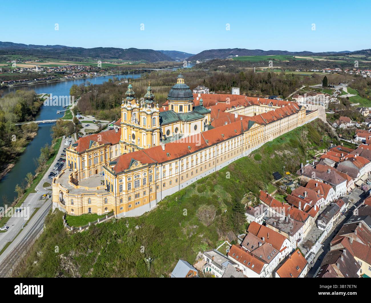 Abbaye bénédictine et monastère actifs à Melk (Stift Melk) en Autriche. Vue aérienne avec Danube. Bâtiment de style baroque sur une colline rocheuse. Un Banque D'Images