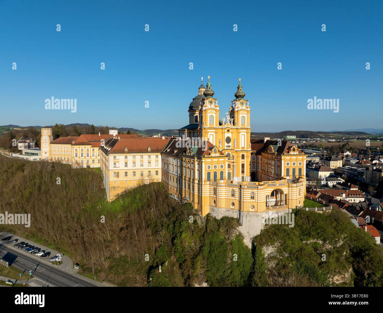 Abbaye bénédictine et monastère actifs à Melk (Stift Melk) en Autriche. Vue aérienne par drone. Bâtiment de style baroque sur une colline rocheuse. L'un des plus Banque D'Images