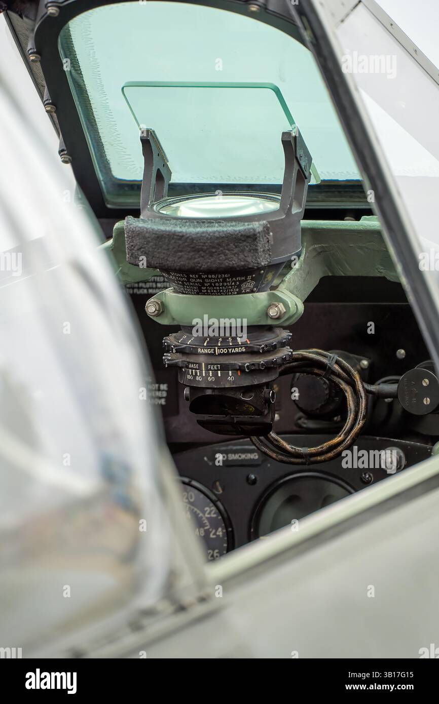 Gros plan d'un viseur Spitfire de la RAF et des commandes à l'intérieur du cockpit, montrant les cadrans, le câblage et le panneau « No Smoking » à Duxford, en Angleterre. Banque D'Images