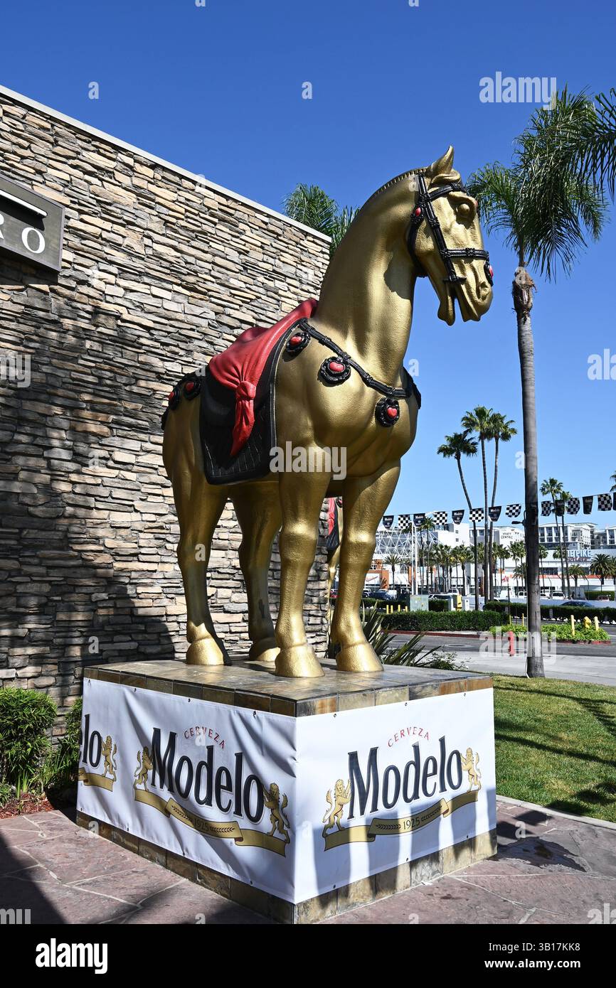 LONG BEACH, CALIFORNIE - 19 avril 2025 : P F Changs China Bistro Golden Horse statue avec Modelo Banner. Banque D'Images
