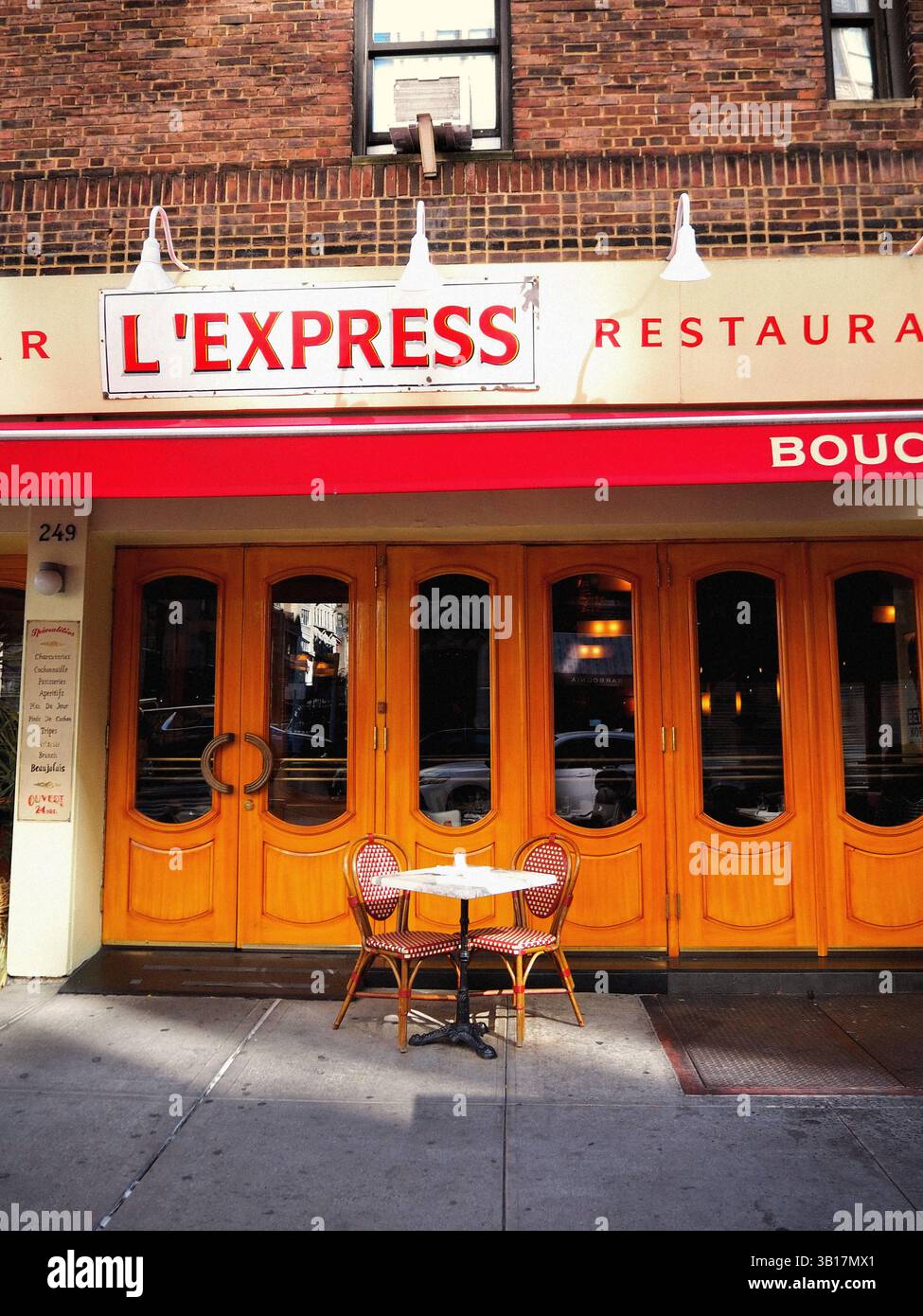 Table de restaurant vide près de la devanture de Manhattan un après-midi d'automne, New York Banque D'Images