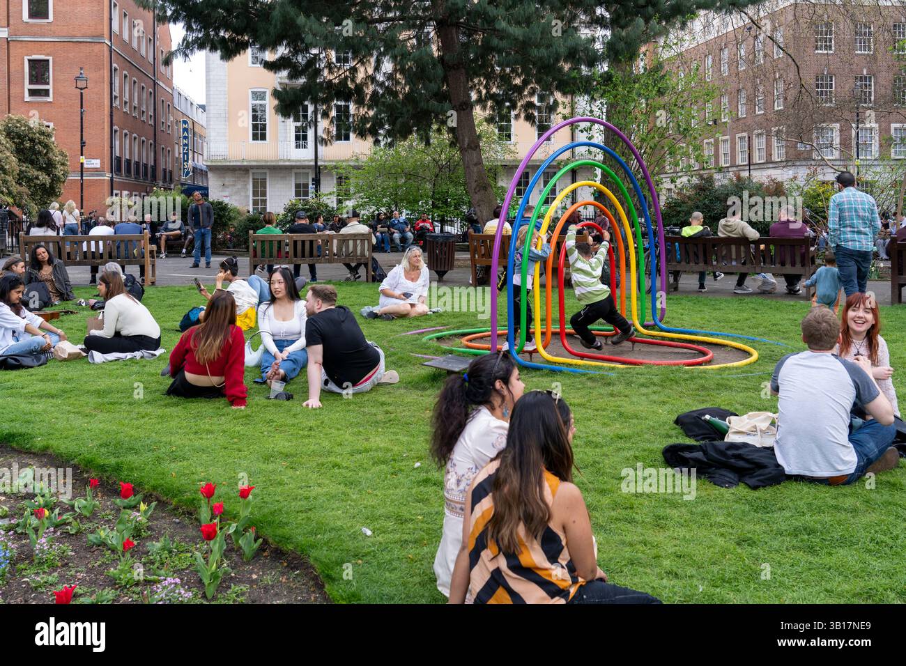 Soho Square lors d'un chaud jour de printemps à Londres Royaume-Uni Banque D'Images