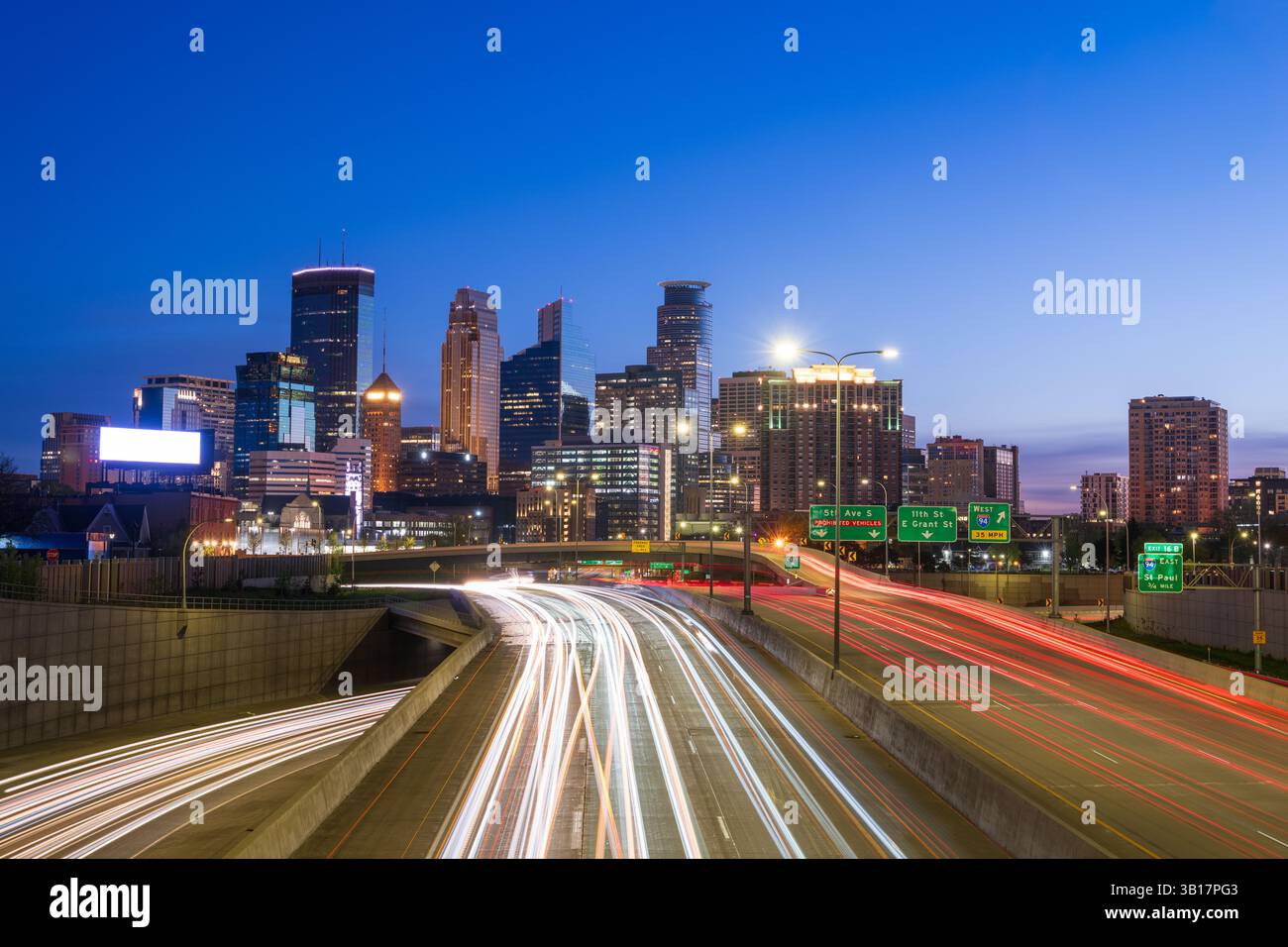 Minneapolis, Minnesota, États-Unis ville ville ligne d'horizon sur les autoroutes au crépuscule. Banque D'Images