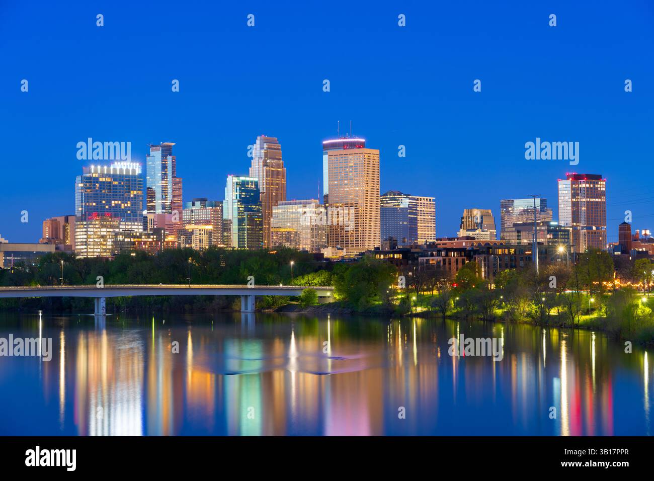 Minneapolis, Minnesota, États-Unis sur le fleuve Mississippi à l'heure bleue. Banque D'Images