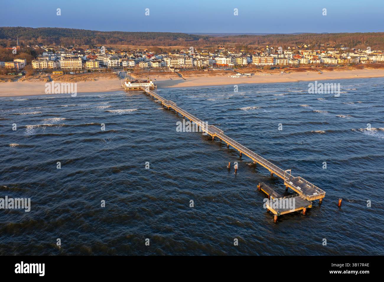 Vue aérienne sur le restaurant sur Ahlbeck Pier / Seebrücke Ahlbeck dans la mer Baltique sur l'île d'Usedom, Mecklembourg-Poméranie occidentale, la plus ancienne jetée d'Allemagne Banque D'Images