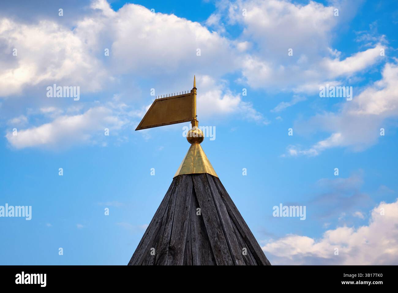 Finial de drapeau d'or sur la tour en bois sur fond de ciel Banque D'Images