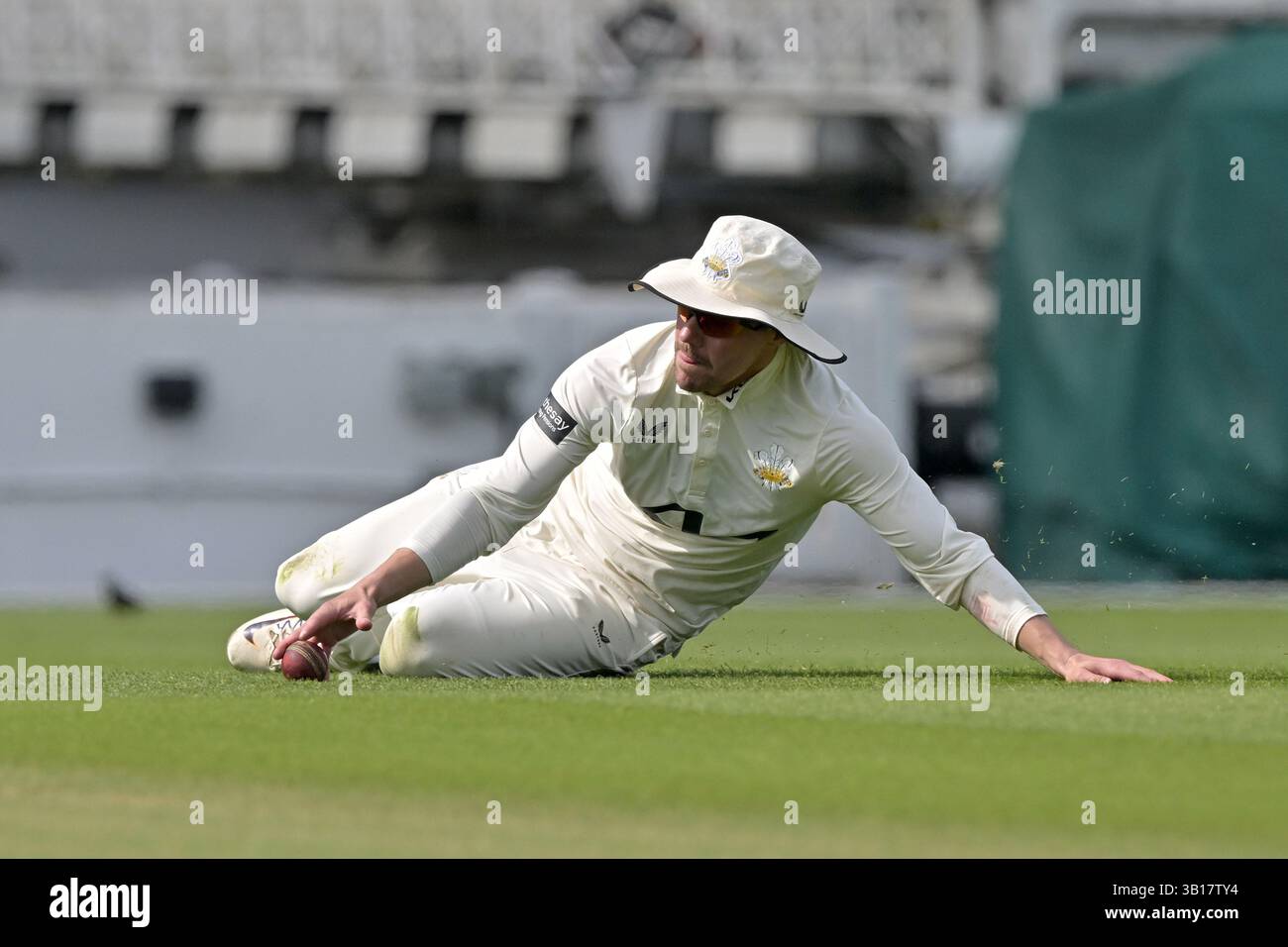 LONDRES, Royaume-Uni - 25 avril 2025 : le skipper du Surrey Rory Burns arrête le ballon lors des premières manches du Rothesay County Championship match contre Somerset Credit Keith Gillard/Alamy Live News Banque D'Images