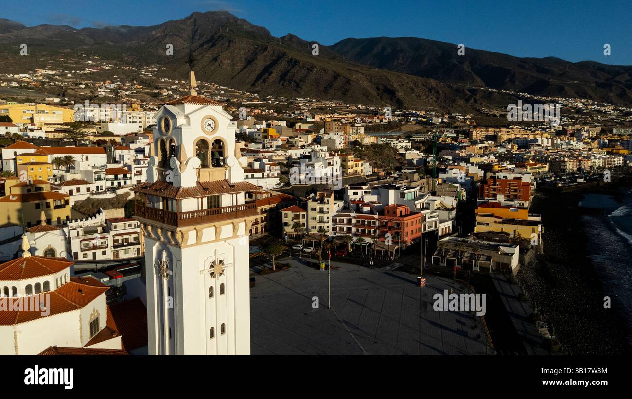 La ville de Candelaria vue de la tour de sa cathédrale. La ville est pleine de bâtiments et a une grande place à côté de la cathédrale. Banque D'Images