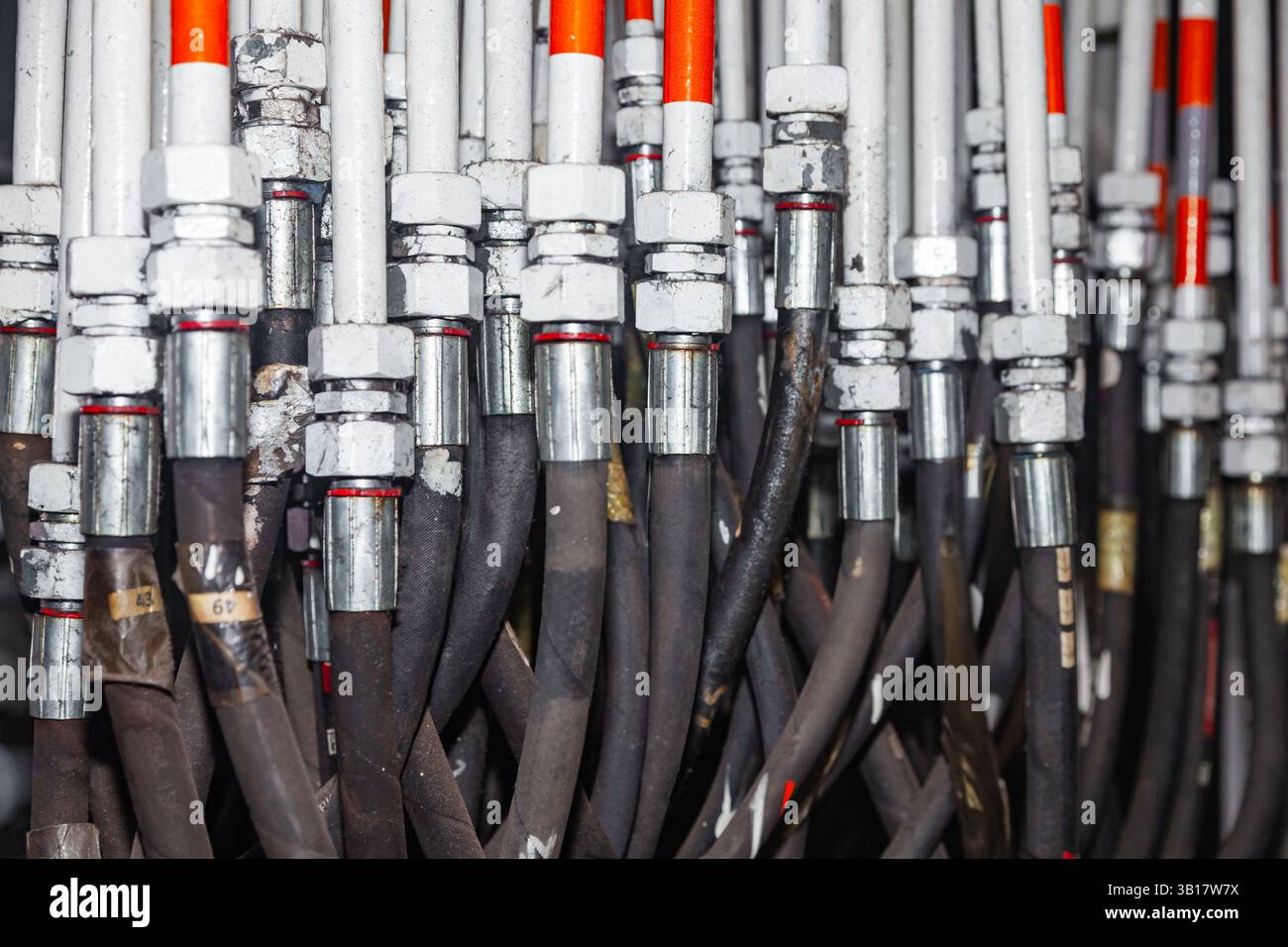 Système de flexibles hydrauliques haute pression connecté à des tuyaux en acier, gros plan. Hydraulique marine. Banque D'Images