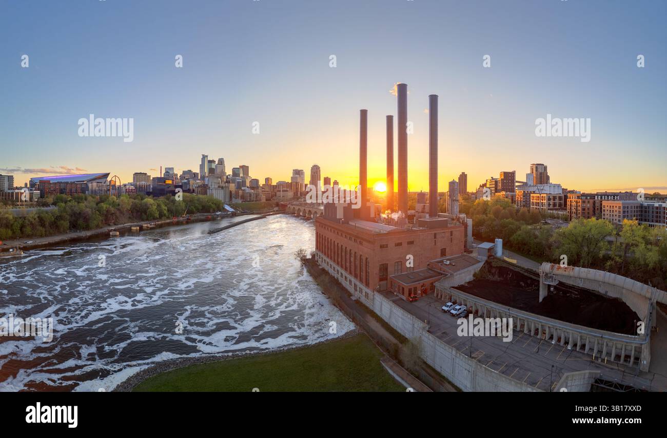 Minneapolis, Minnesota, États-Unis ville ville ville ligne d'horizon au-dessus du Mississippi au crépuscule. Banque D'Images