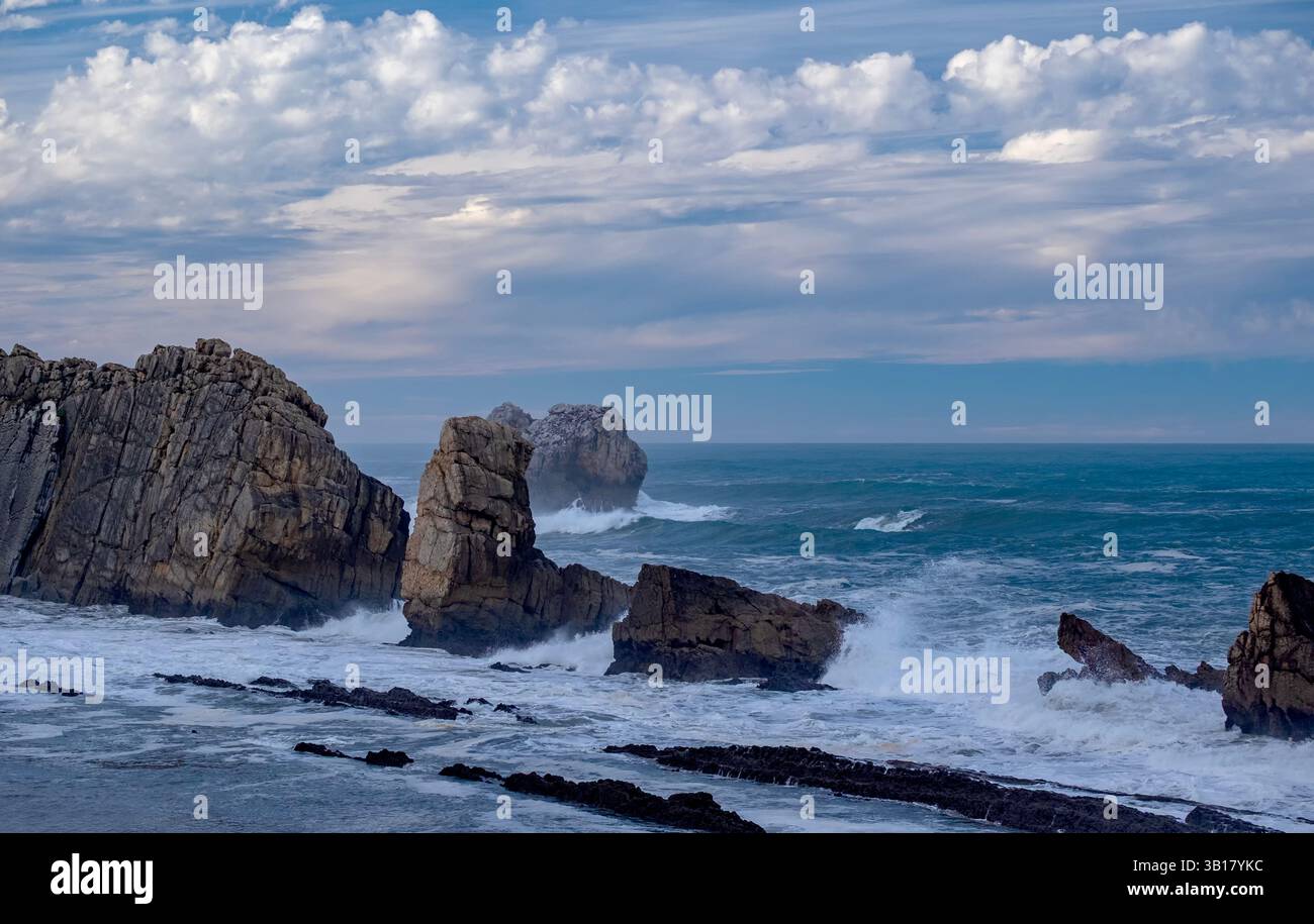 Grosses vagues dans la côte brisée, géoparc UNESCO. Cantabrie, Espagne Banque D'Images