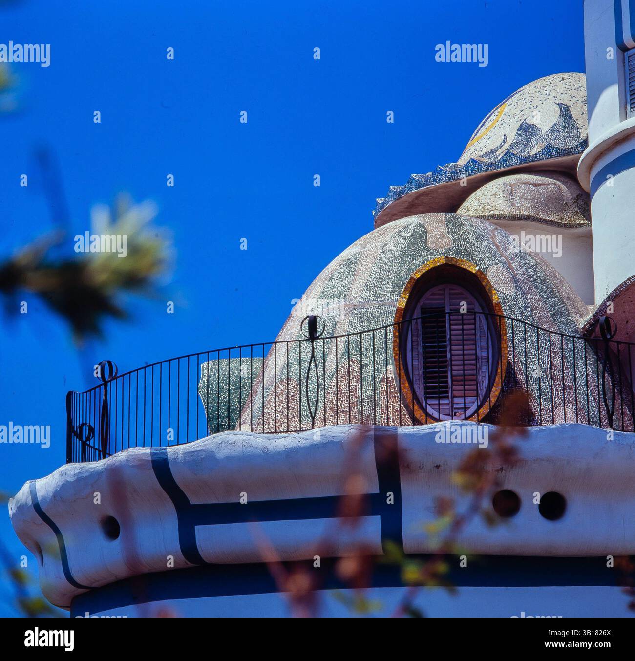 Torre de la Creu, también conocida como la Torre dels ou. Edificio modernista ubicado en San Juan Despí de Barcelona. Construida entre 1913 et 1916 por el arquitecto José M. Jujol i Gibert. Banque D'Images