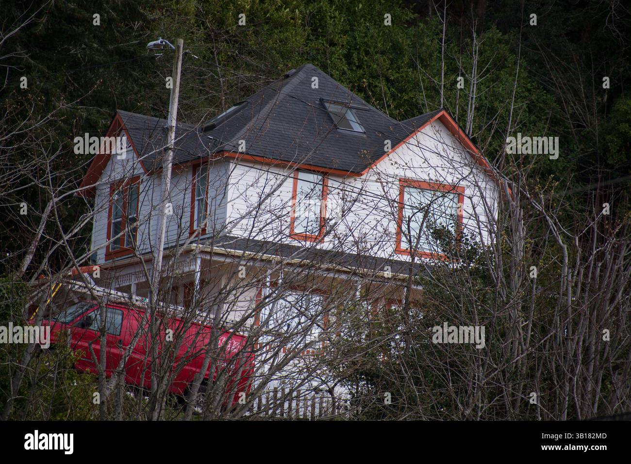 ASTORIA, OREGON, États-Unis - APR 12, 2025 : une maison victorienne, célèbre dans le film de 1985 'les Goonies', se dresse comme un monument culturel à Astoria, Oregon. Banque D'Images