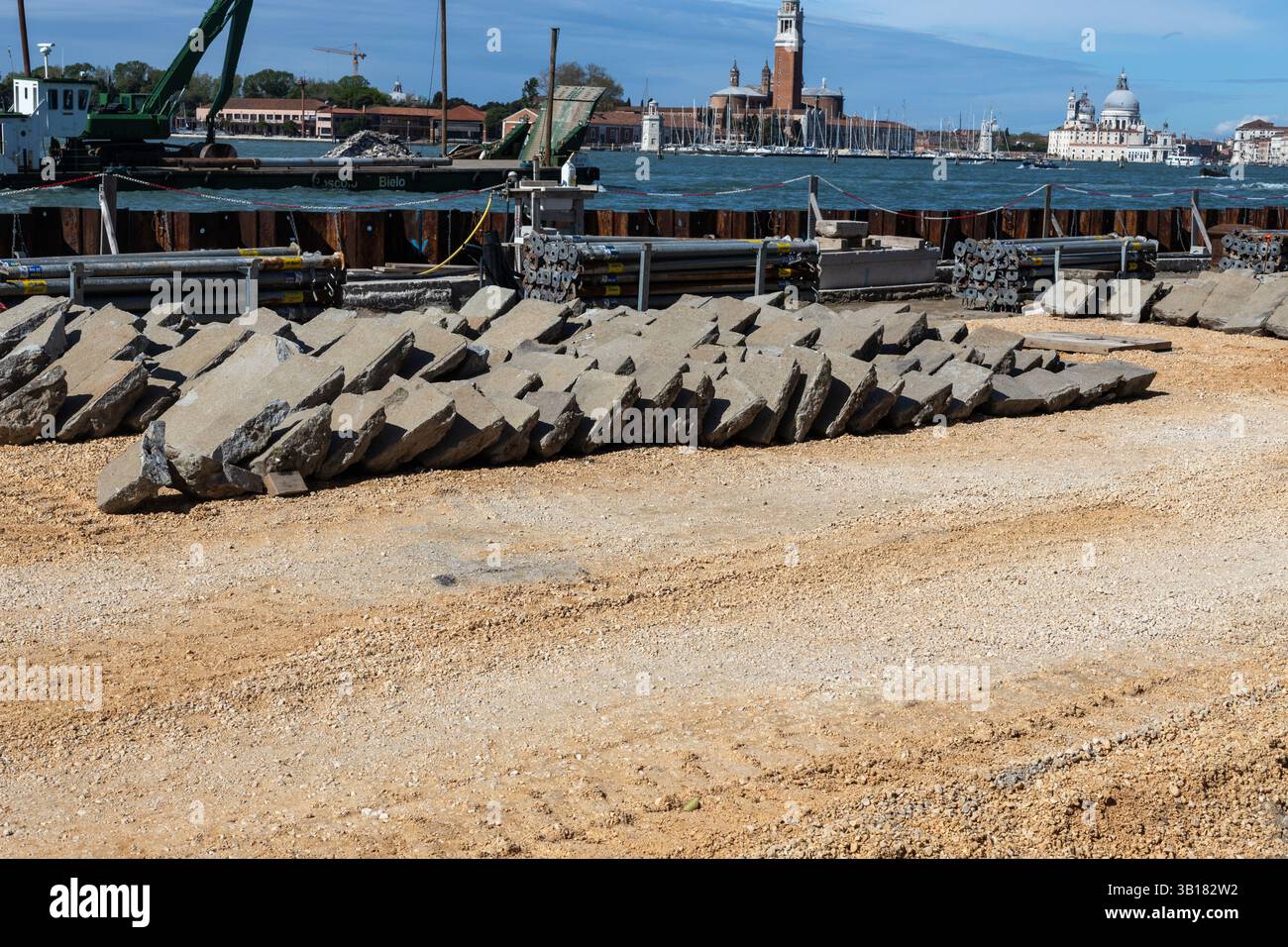 Venise, Italie - 20 avril 2025 : travaux de construction sur le front de mer près de San Giorgio Maggiore Banque D'Images