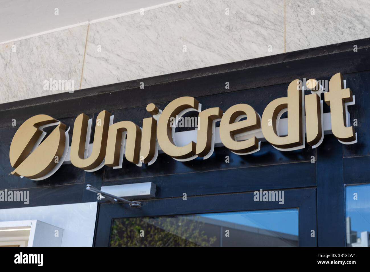 Venise, Italie - 20 avril 2025 : logo de la banque UniCredit sur la façade moderne des immeubles de bureaux Banque D'Images