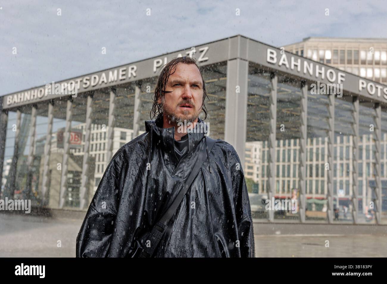 EIDINGER. LARS in THE LIGHT (2025) -titre original : Das LICHT-, réalisé par TOM TYKWER. Crédit : X Filme Creative Pool / Gretchenfilm / B.A. Filmproduktion / Gold Rush Pictures / album Banque D'Images