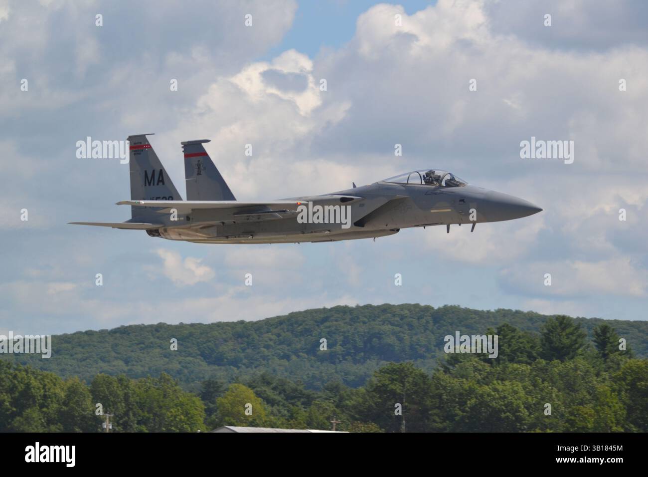 Le F-15C Eagle fait un passage rapide à l'aéroport Barnes Reginal, Massachusetts, États-Unis Banque D'Images