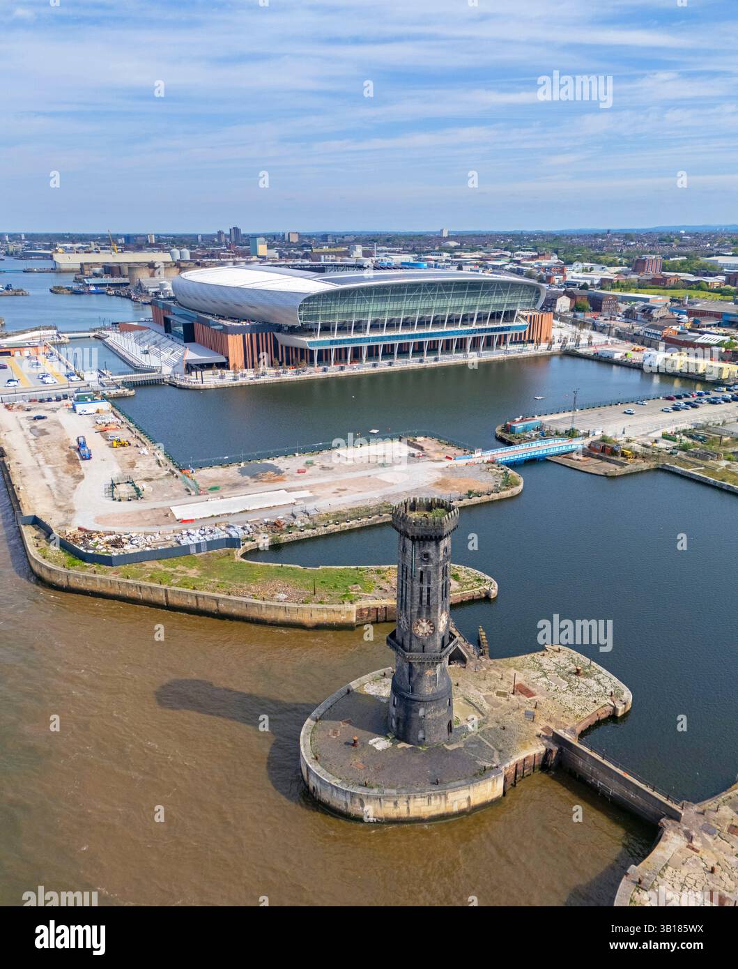 Image aérienne du nouveau stade des clubs de football Everton à Bramley Moore Dock et de la tour de l'horloge Victoria au premier plan. 25 avril 2025. Banque D'Images
