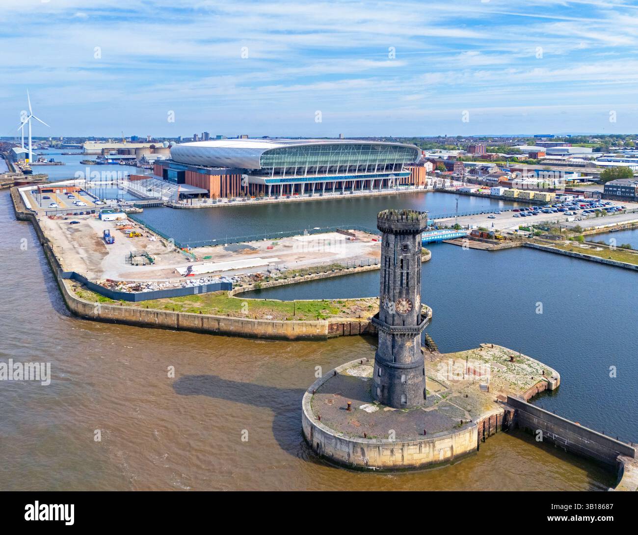 Image aérienne du nouveau stade des clubs de football Everton à Bramley Moore Dock et de la tour de l'horloge Victoria au premier plan. 25 avril 2025. Banque D'Images