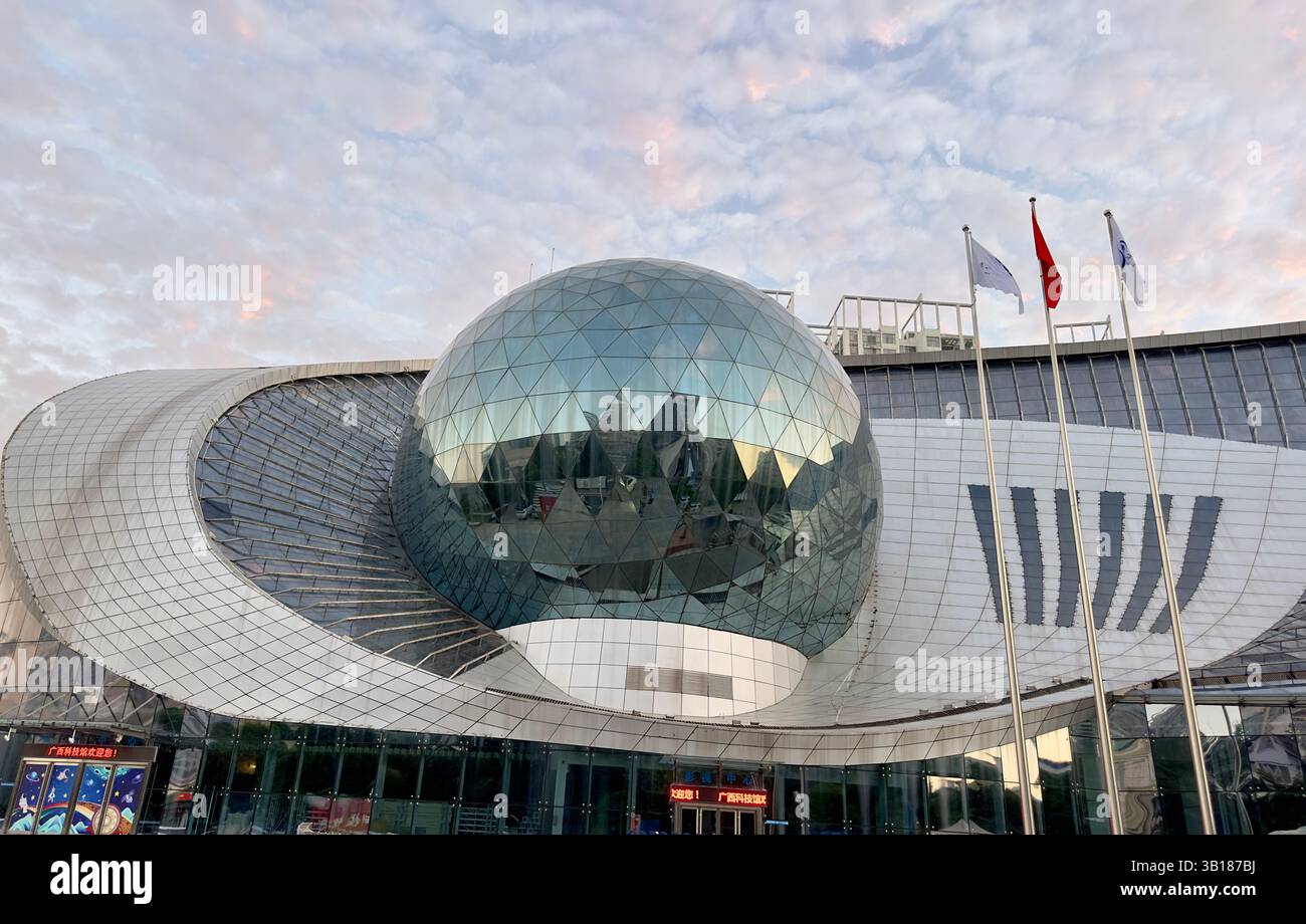 Nanning, Chine - 8 octobre 2023. Musée des sciences et de la technologie de Guangxi. - Image de stock capturée avec un smartphone