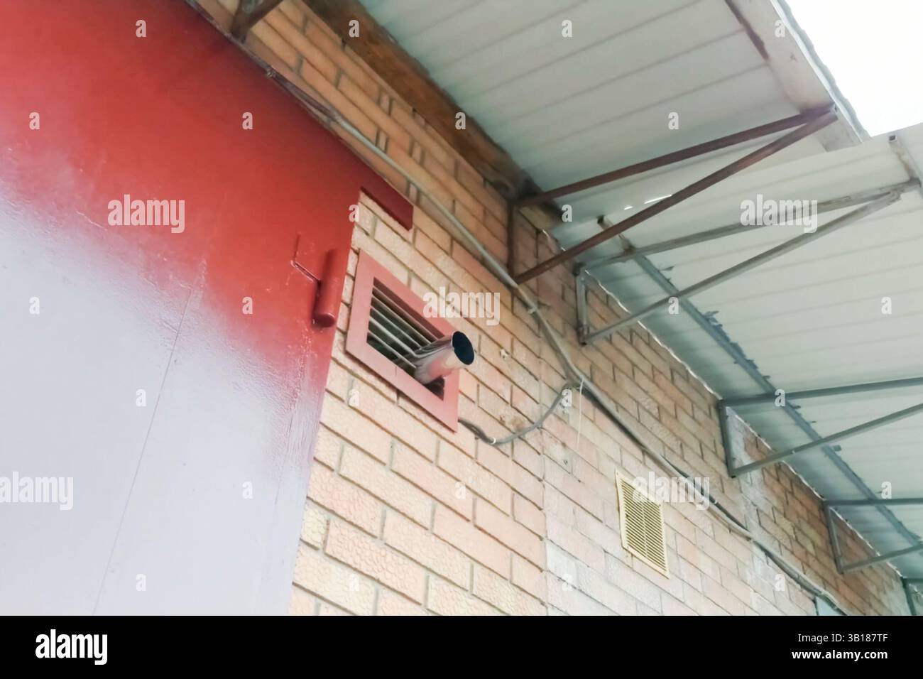 Grilles de ventilation dans un mur de briques Banque D'Images