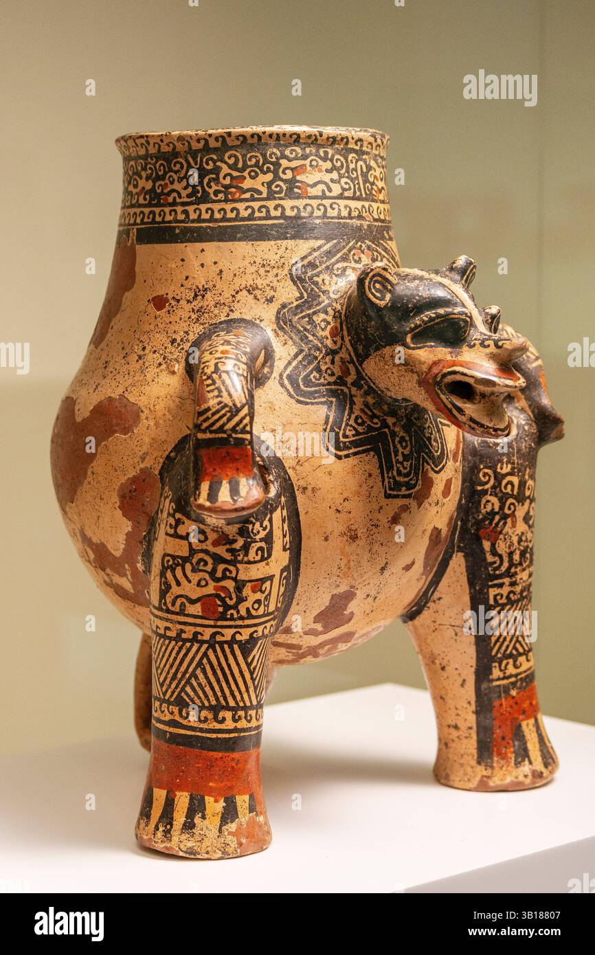 Vase trépied avec félin modéré, grand Nicoya, style Pataki polychrome, Nicaragua 11400 AD, céramique polychrome, MuEC, Barcelone, Catalogne, Espagne. Banque D'Images Vase trépied avec félin modéré, grand Nicoya, style Pataki polychrome, Nicaragua 11400 AD, céramique polychrome, MuEC, Barcelone, Catalogne, Espagne. Banque D'Images