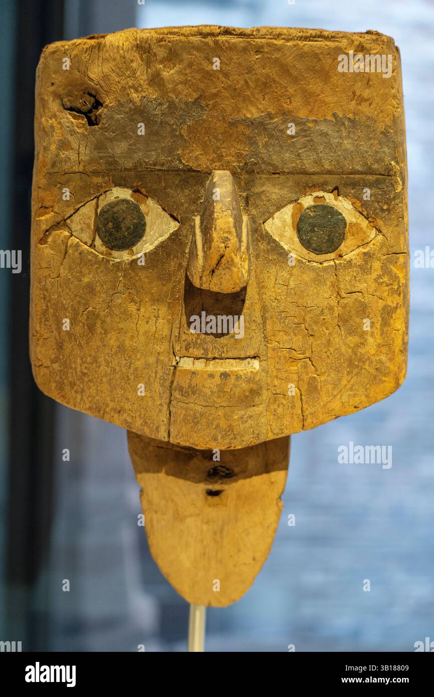 Masque Chancay, côte centrale du Pérou, année 1000 à 1470 AD, bois, MuEC, Barcelone, Catalogne, Espagne. Banque D'Images Masque Chancay, côte centrale du Pérou, année 1000 à 1470 AD, bois, MuEC, Barcelone, Catalogne, Espagne. Banque D'Images