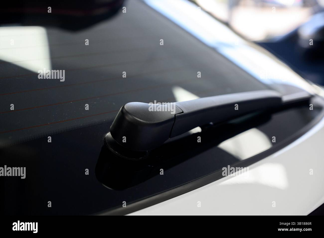 Essuie-glace arrière de véhicule automobile. Gros plan des essuie-glaces arrière sur une voiture neuve. Vue arrière de la voiture blanche avec essuie-glace arrière Banque D'Images