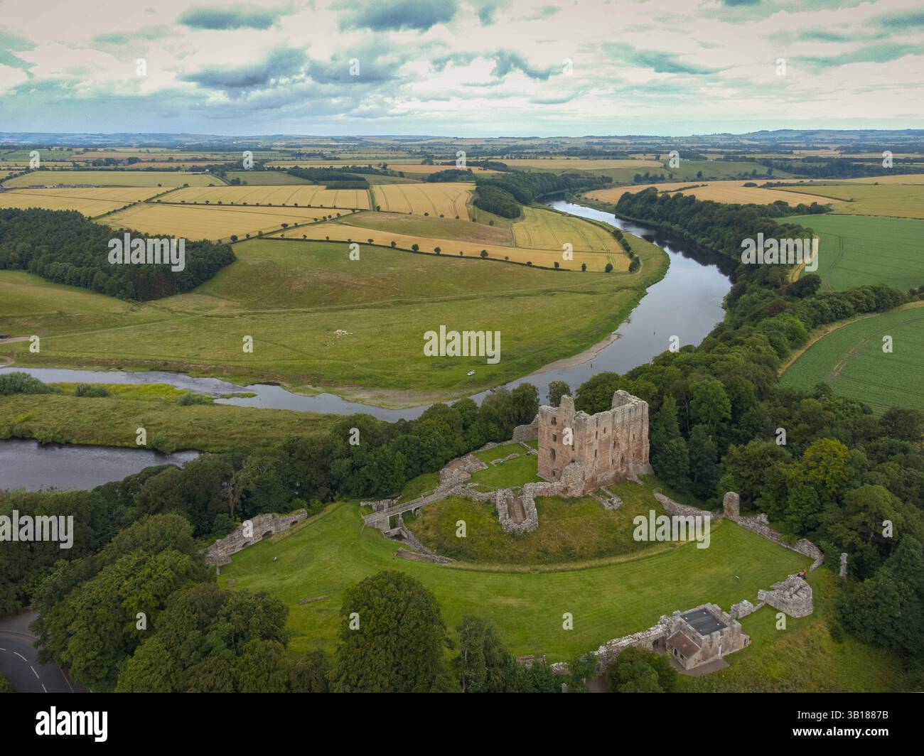 Photo aérienne du château de Norham sur les rives de la rivière Tweed dans le Northumberland, Angleterre. Banque D'Images