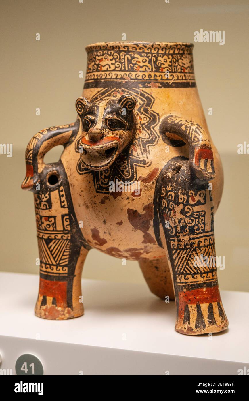 Vase trépied avec félin modéré, grand Nicoya, style Pataki polychrome, Nicaragua 11400 AD, céramique polychrome, MuEC, Barcelone, Catalogne, Espagne. Banque D'Images Vase trépied avec félin modéré, grand Nicoya, style Pataki polychrome, Nicaragua 11400 AD, céramique polychrome, MuEC, Barcelone, Catalogne, Espagne. Banque D'Images