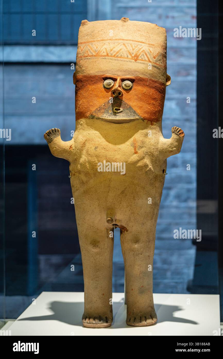 Cuchimilco, figure masculine, culture Chancay, côte centrale du Pérou, année 1450 à 1450 après JC, céramique polychrome, MuEC, Barcelone, Catalogne, Espagne. Banque D'Images Cuchimilco, figure masculine, culture Chancay, côte centrale du Pérou, année 1450 à 1450 après JC, céramique polychrome, MuEC, Barcelone, Catalogne, Espagne. Banque D'Images