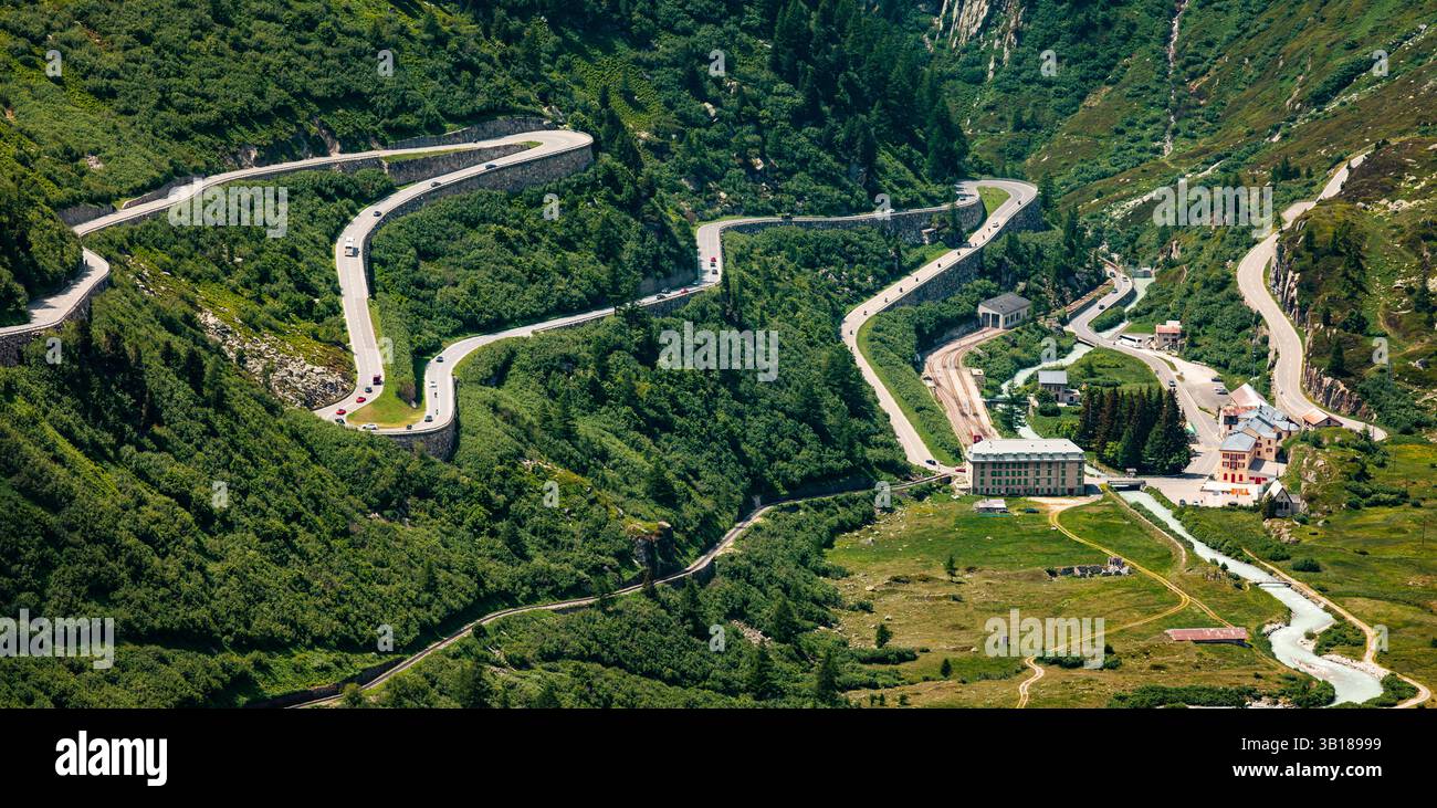 Vue panoramique sur la montagne du col de Furka, en Suisse, avec route alpine sinueuse et paysage spectaculaire dans les Alpes suisses. Banque D'Images