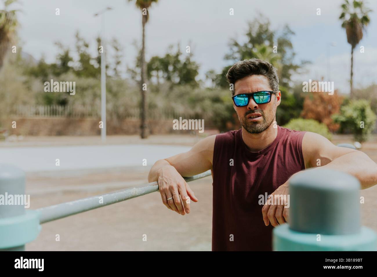 Portrait d'un homme en forme en plein air s'entraînant dans une salle de gym extérieure, photo avec espace de copie. Banque D'Images