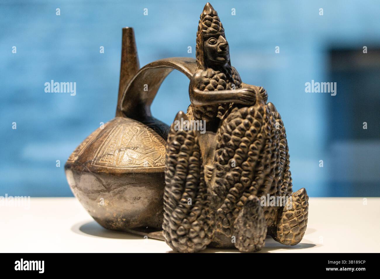 Navire à pont avec divinité de maïs, Chimu, côte nord du Pérou, année 1470 à 1470 AD, céramique, MuEC, Barcelone, Catalogne, Espagne. Banque D'Images Navire à pont avec divinité de maïs, Chimu, côte nord du Pérou, année 1470 à 1470 AD, céramique, MuEC, Barcelone, Catalogne, Espagne. Banque D'Images