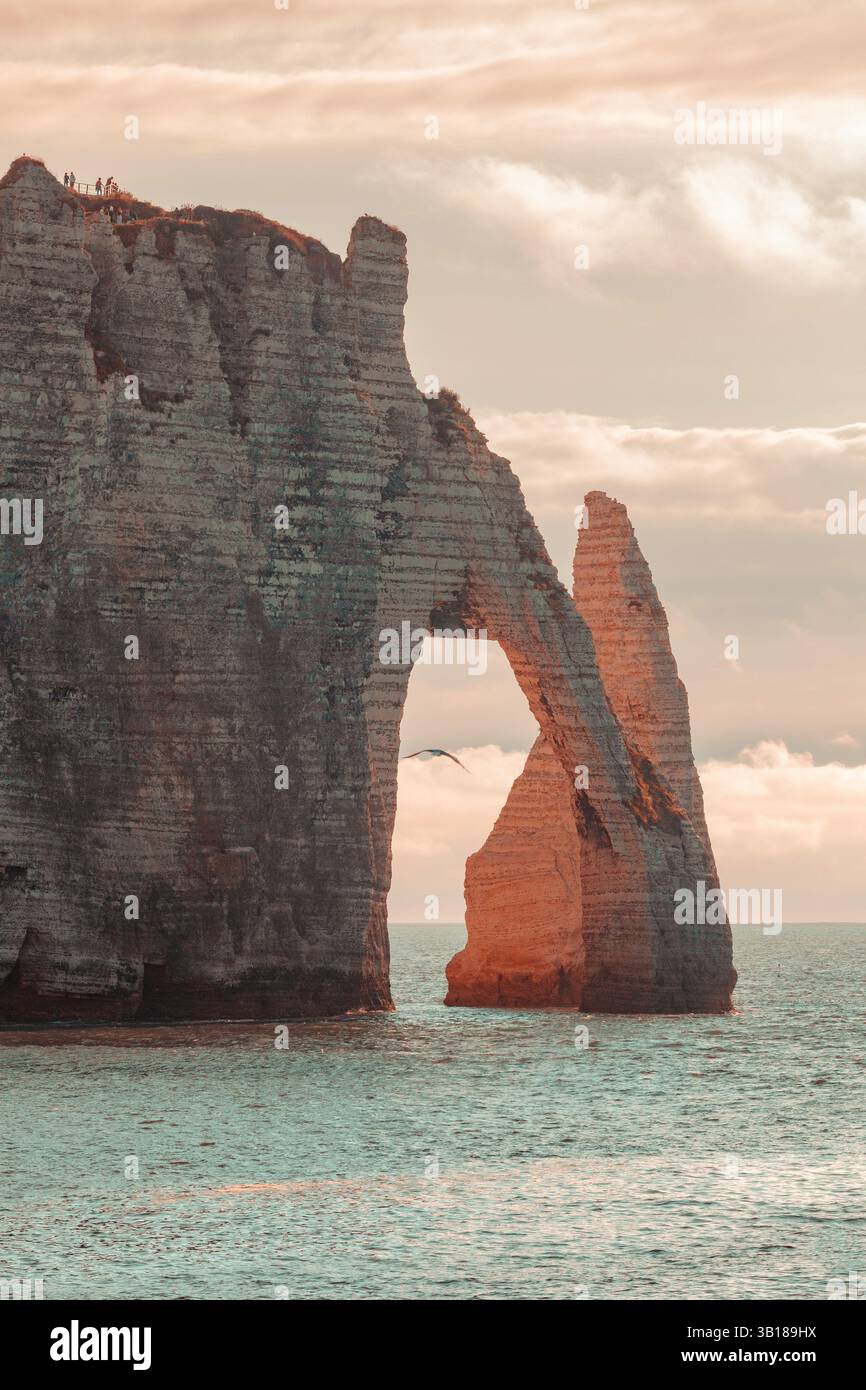 Falaises de craie blanche et arc naturel à Étretat, Normandie, France, avec des formations rocheuses spectaculaires au-dessus de la Manche par une journée ensoleillée claire. Banque D'Images